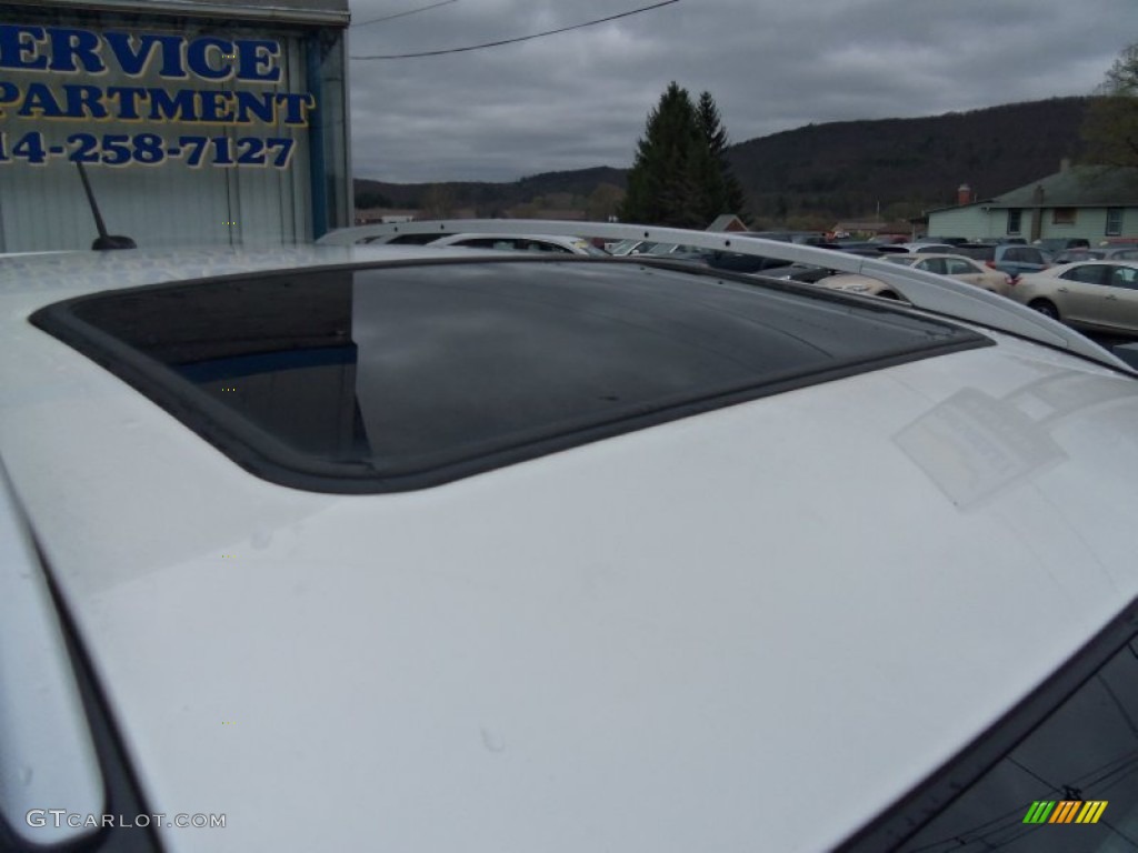 2011 Rogue S AWD - Pearl White / Gray photo #5