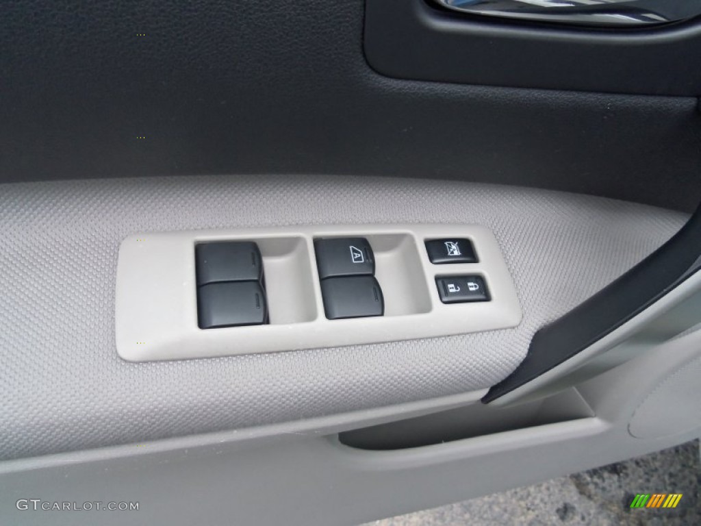 2011 Rogue S AWD - Pearl White / Gray photo #16