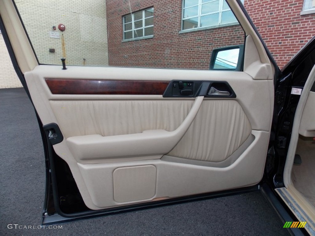 1994 Mercedes-Benz E 420 Sedan Parchment Door Panel Photo #83317963