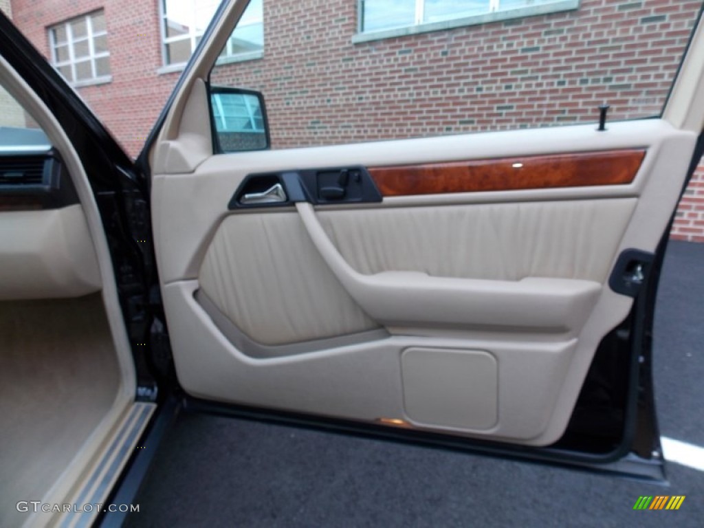 1994 Mercedes-Benz E 420 Sedan Parchment Door Panel Photo #83318125