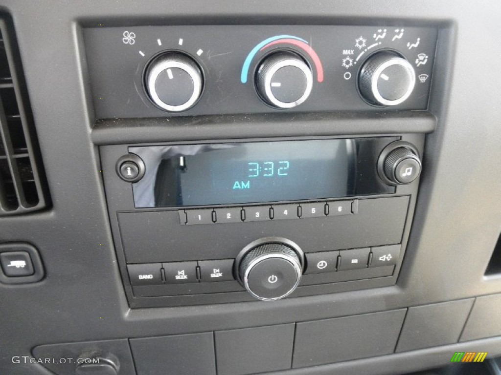 2013 GMC Savana Cutaway 3500 Commercial Moving Truck Controls Photo #83342830