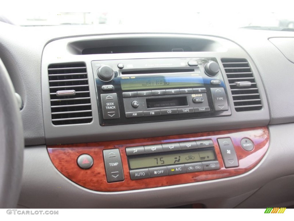2004 Toyota Camry XLE Audio System Photos
