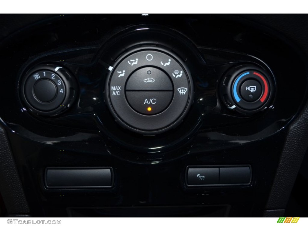 2014 Fiesta SE Sedan - Race Red / Charcoal Black photo #15