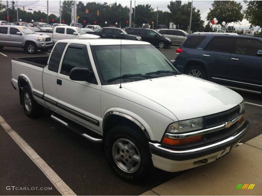 2003 S10 LS Extended Cab 4x4 - Summit White / Graphite photo #1
