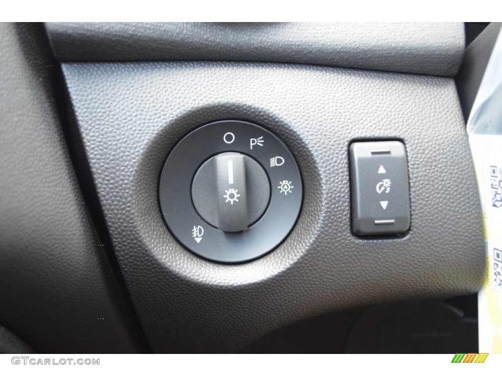 2014 Ford Fiesta SE Sedan Controls Photo #83383107