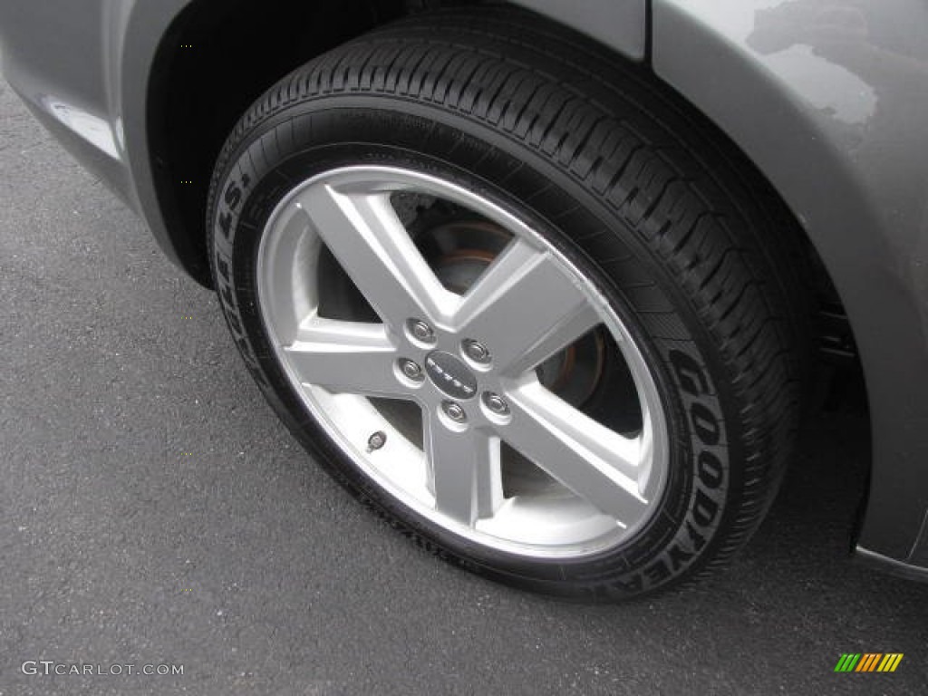 2013 Dodge Avenger SE Wheel Photos
