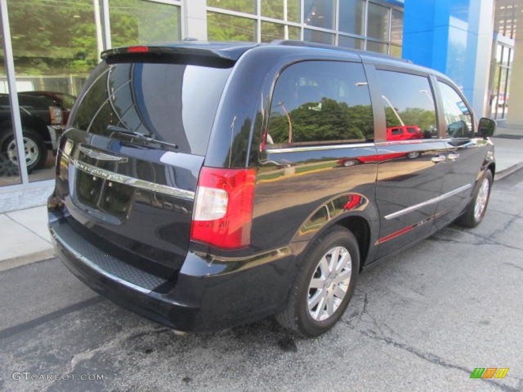 2011 Town & Country Touring - L - Brilliant Black Crystal Pearl / Black/Light Graystone photo #4