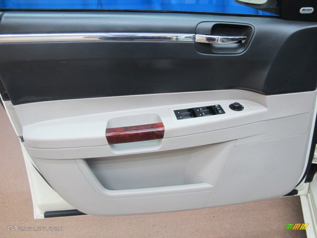 2007 Chrysler 300 Touring AWD Door Panel Photos