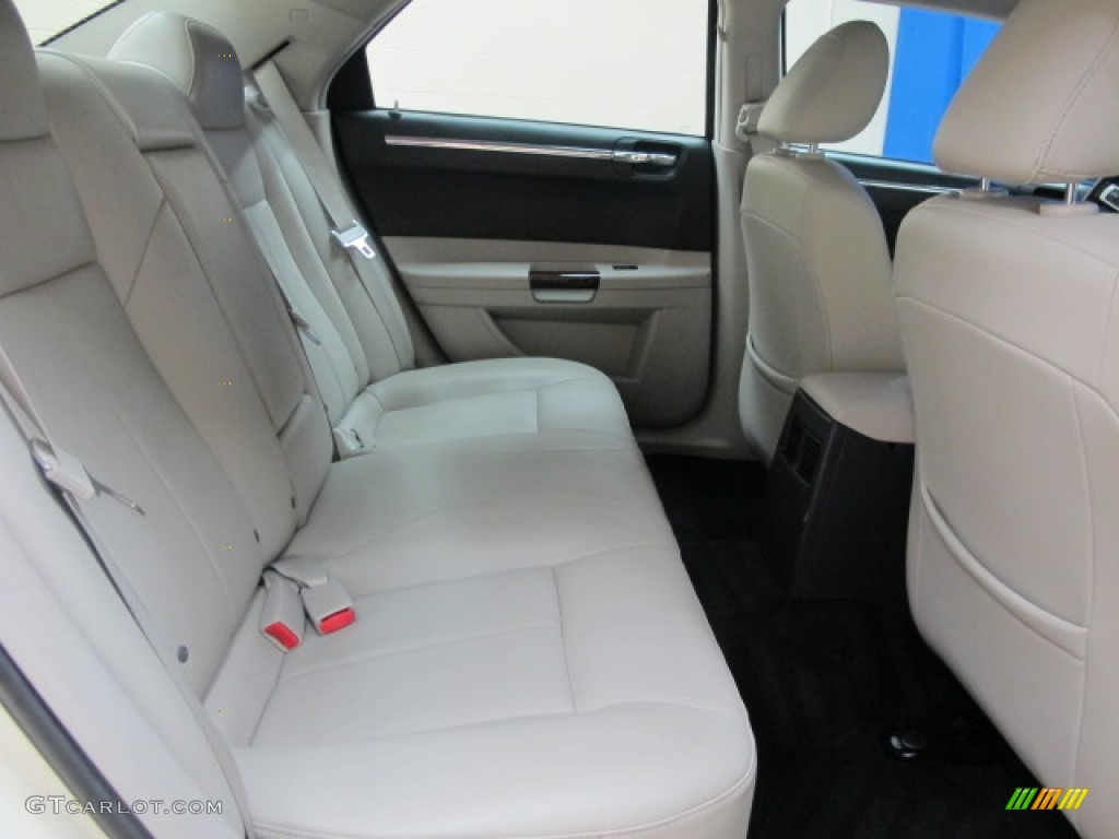 2007 Chrysler 300 Touring AWD Rear Seat Photos