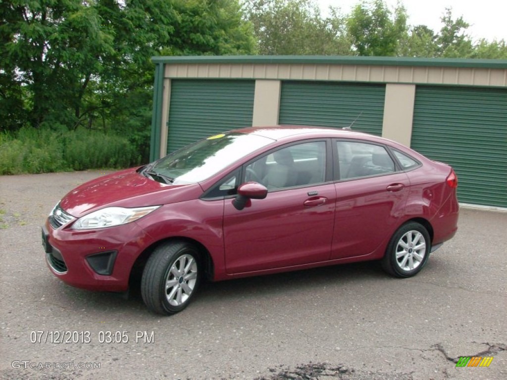 2011 Fiesta SE Sedan - Bright Magenta Metallic / Light Stone/Charcoal Black Cloth photo #1