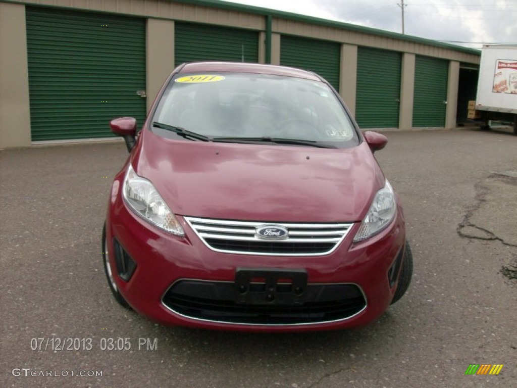 2011 Fiesta SE Sedan - Bright Magenta Metallic / Light Stone/Charcoal Black Cloth photo #2