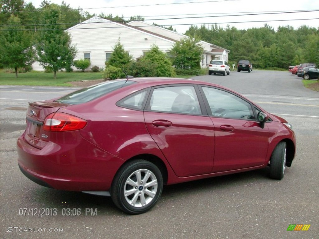 2011 Fiesta SE Sedan - Bright Magenta Metallic / Light Stone/Charcoal Black Cloth photo #4