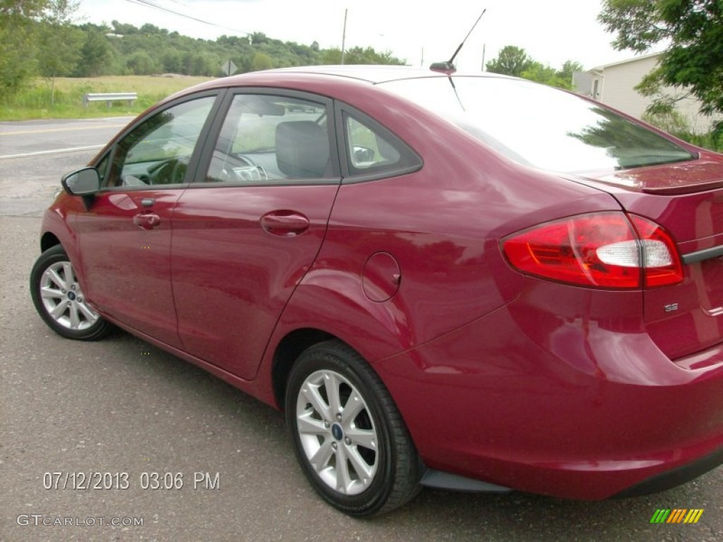 2011 Fiesta SE Sedan - Bright Magenta Metallic / Light Stone/Charcoal Black Cloth photo #5