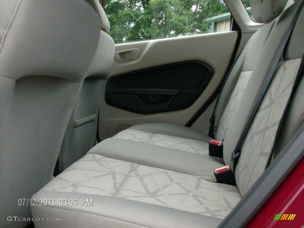 2011 Fiesta SE Sedan - Bright Magenta Metallic / Light Stone/Charcoal Black Cloth photo #9