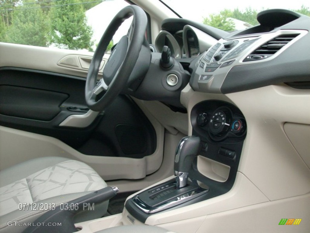 2011 Fiesta SE Sedan - Bright Magenta Metallic / Light Stone/Charcoal Black Cloth photo #10