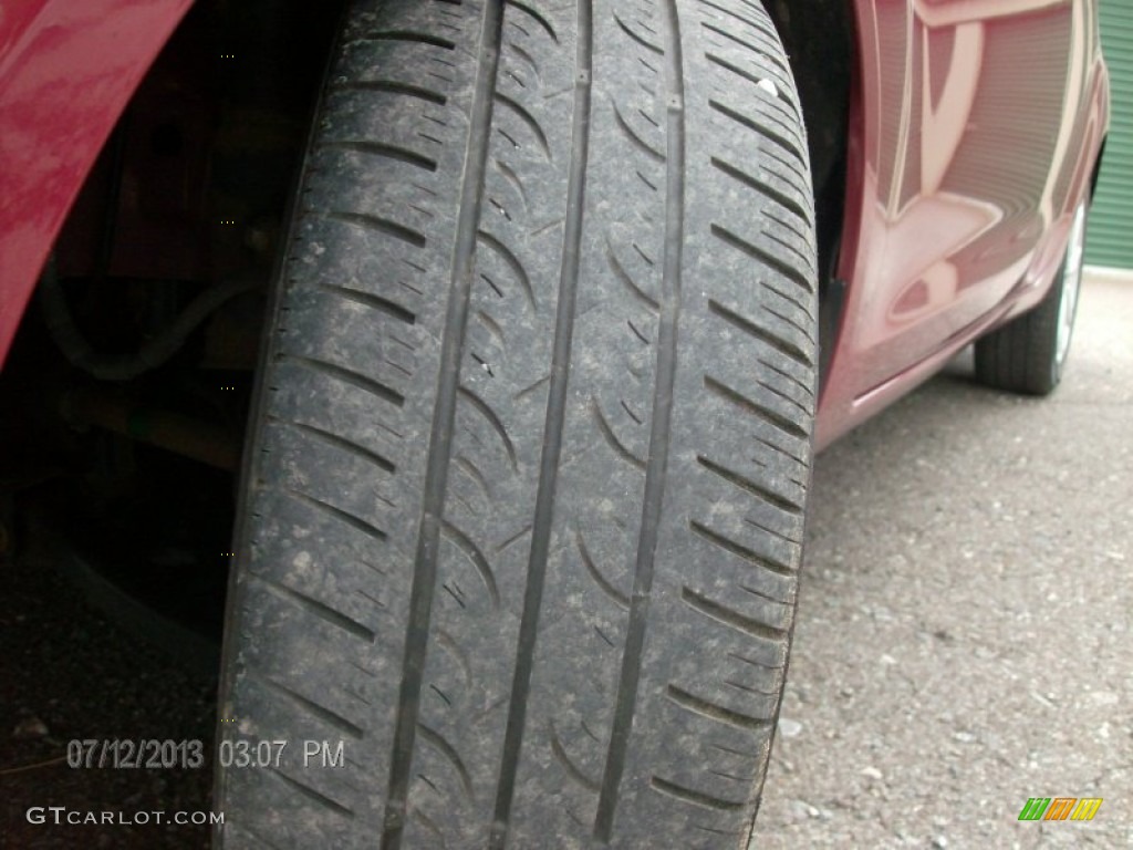 2011 Fiesta SE Sedan - Bright Magenta Metallic / Light Stone/Charcoal Black Cloth photo #13