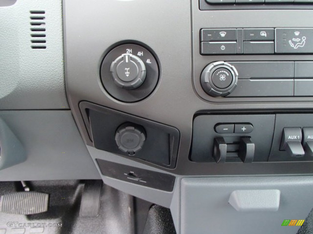 2013 Ford F250 Super Duty XL SuperCab 4x4 Utility Controls Photo #83461573