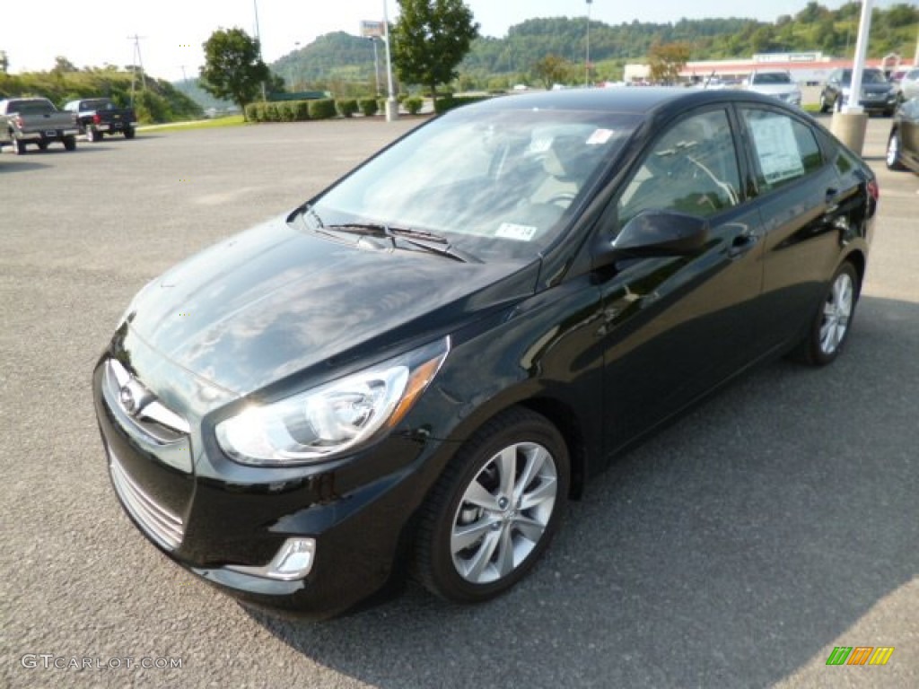 2013 Accent GLS 4 Door - Ultra Black / Gray photo #3