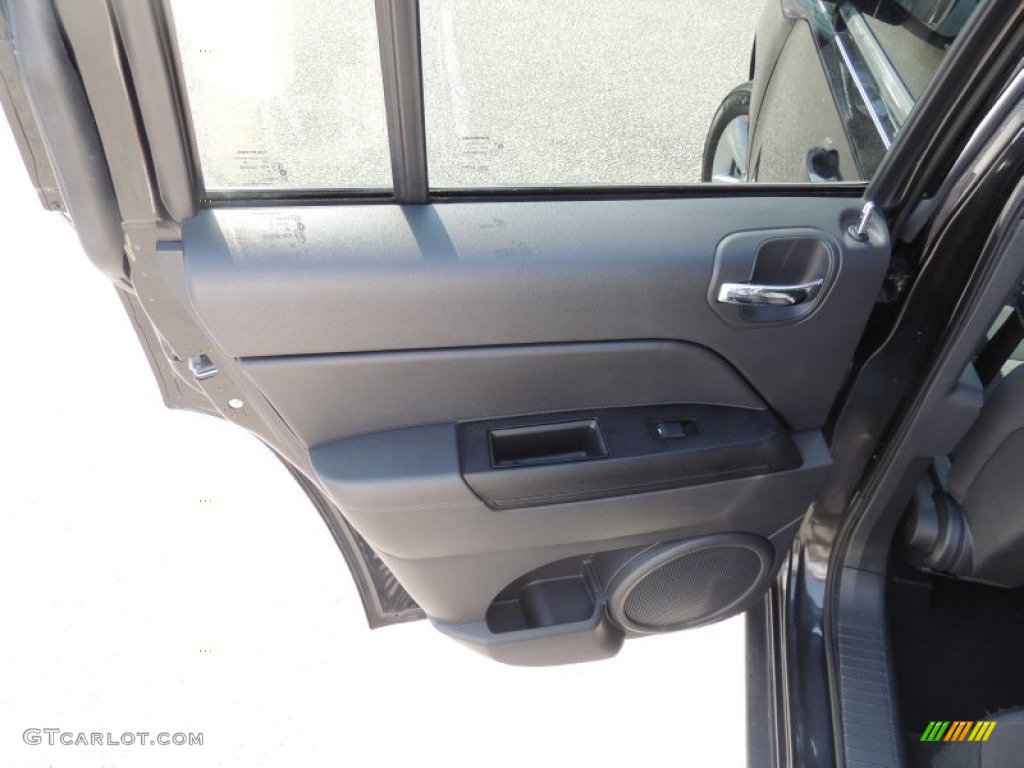 2011 Compass 2.0 - Brilliant Black Crystal Pearl / Dark Slate Gray photo #7