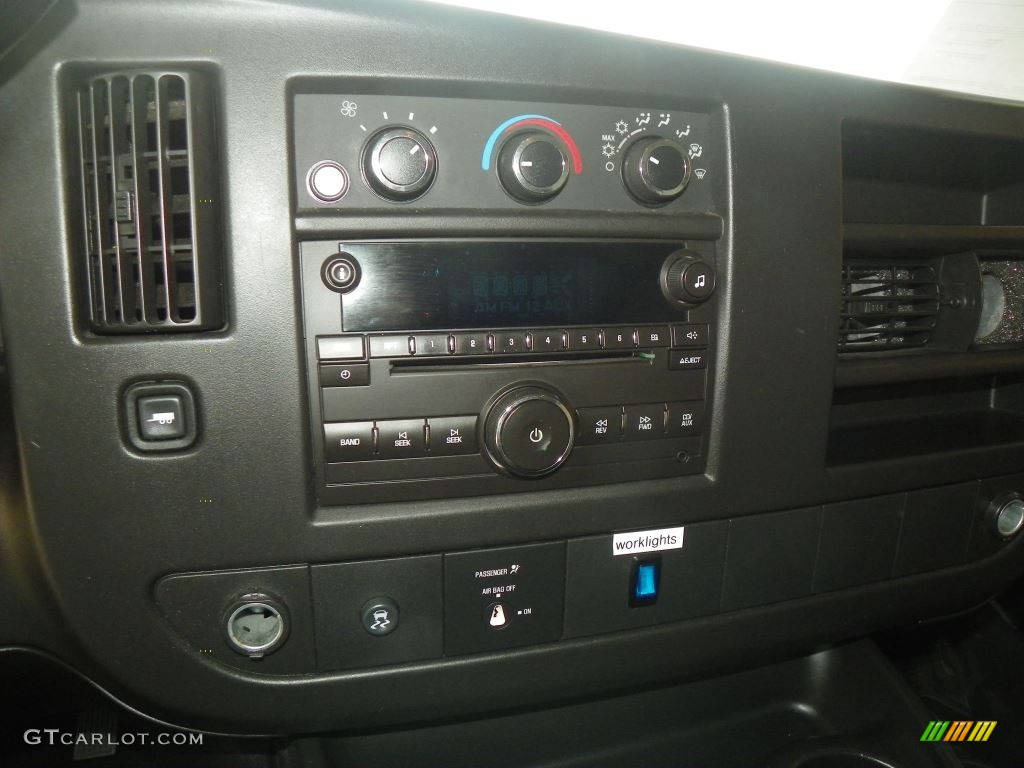 2010 Chevrolet Express LS 3500 Passenger Van Controls Photos