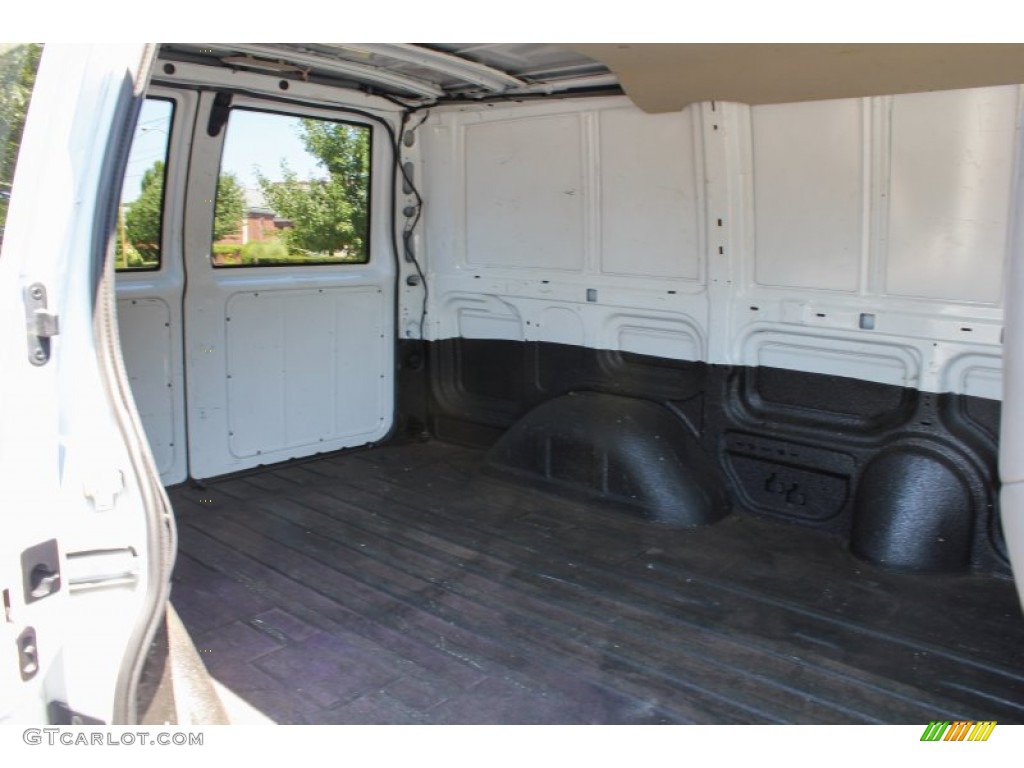 2005 Safari Commercial Van - Summit White / Neutral photo #11