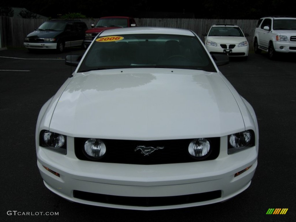 2006 Mustang GT Premium Coupe - Performance White / Dark Charcoal photo #2