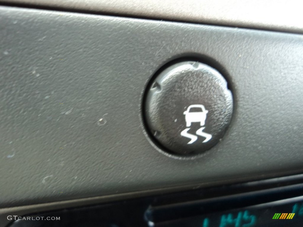2010 GMC Canyon SLE Crew Cab Controls Photo #83565144