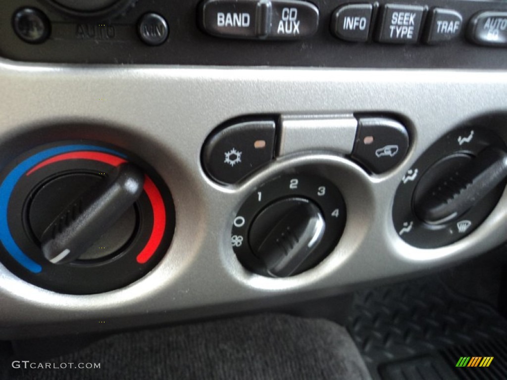2010 GMC Canyon SLE Crew Cab Controls Photo #83565165