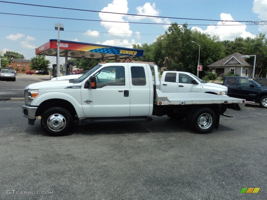 2011 F350 Super Duty XLT SuperCab 4x4 Chassis - Oxford White / Black photo #1