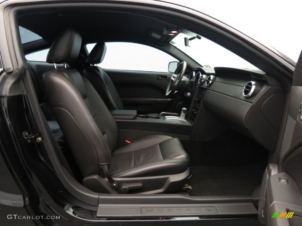 2005 Mustang V6 Premium Coupe - Black / Dark Charcoal photo #12