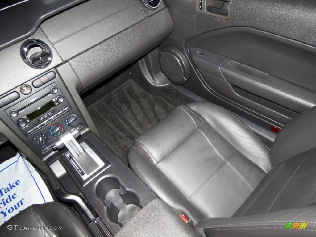 2005 Mustang V6 Premium Coupe - Black / Dark Charcoal photo #16