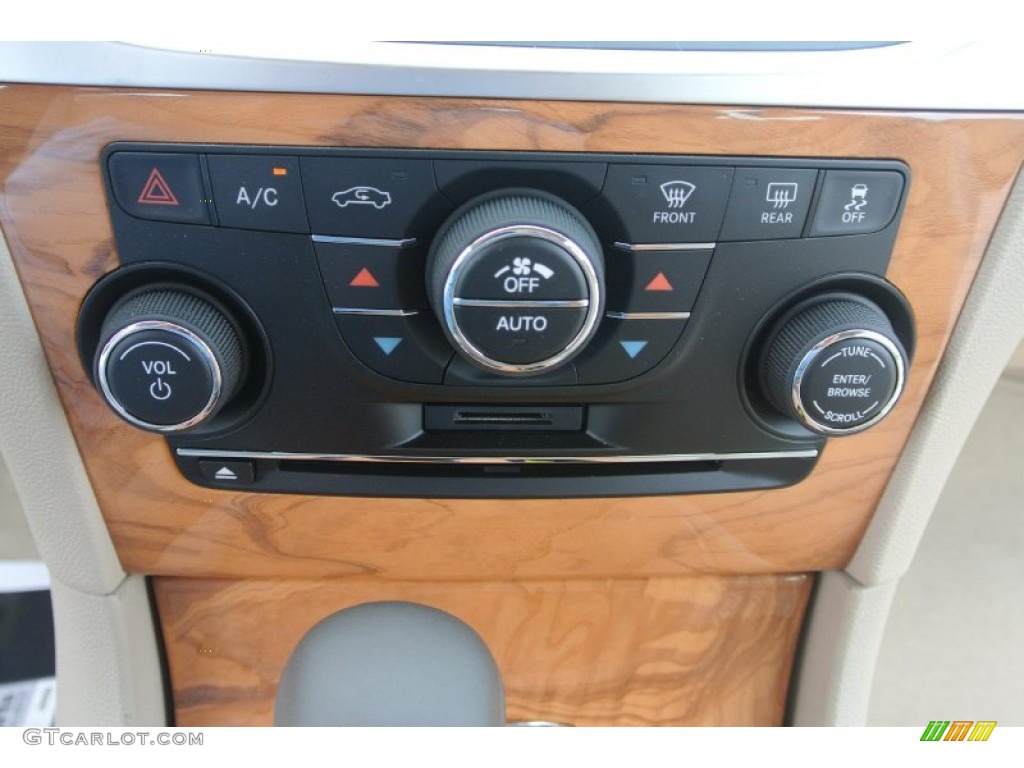 2013 Chrysler 300 C Controls Photos