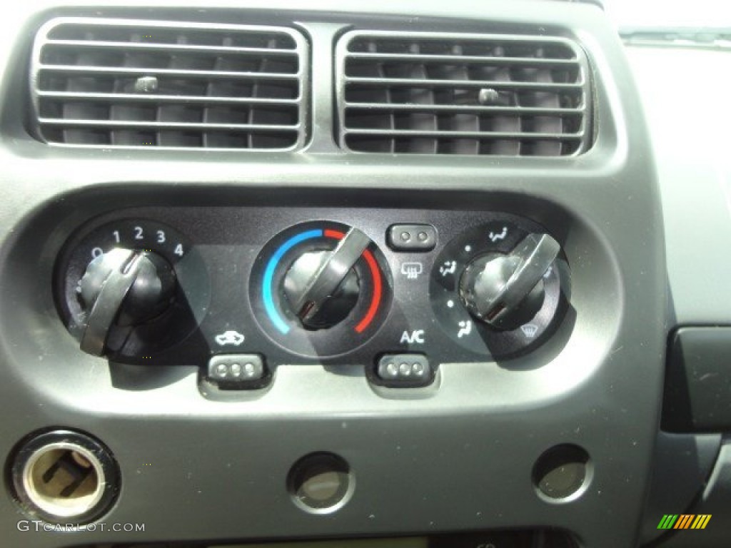 2004 Nissan Frontier SC Crew Cab 4x4 Controls Photos