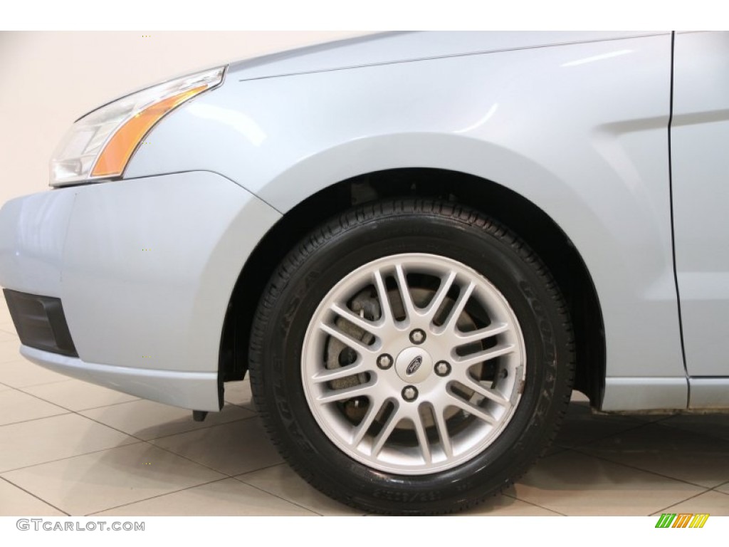 2009 Focus SE Sedan - Light Ice Blue Metallic / Medium Stone photo #17