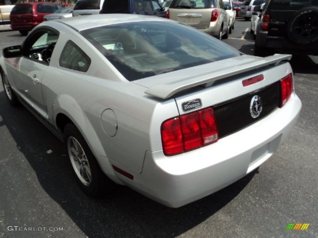 2005 Mustang V6 Premium Coupe - Satin Silver Metallic / Dark Charcoal photo #3