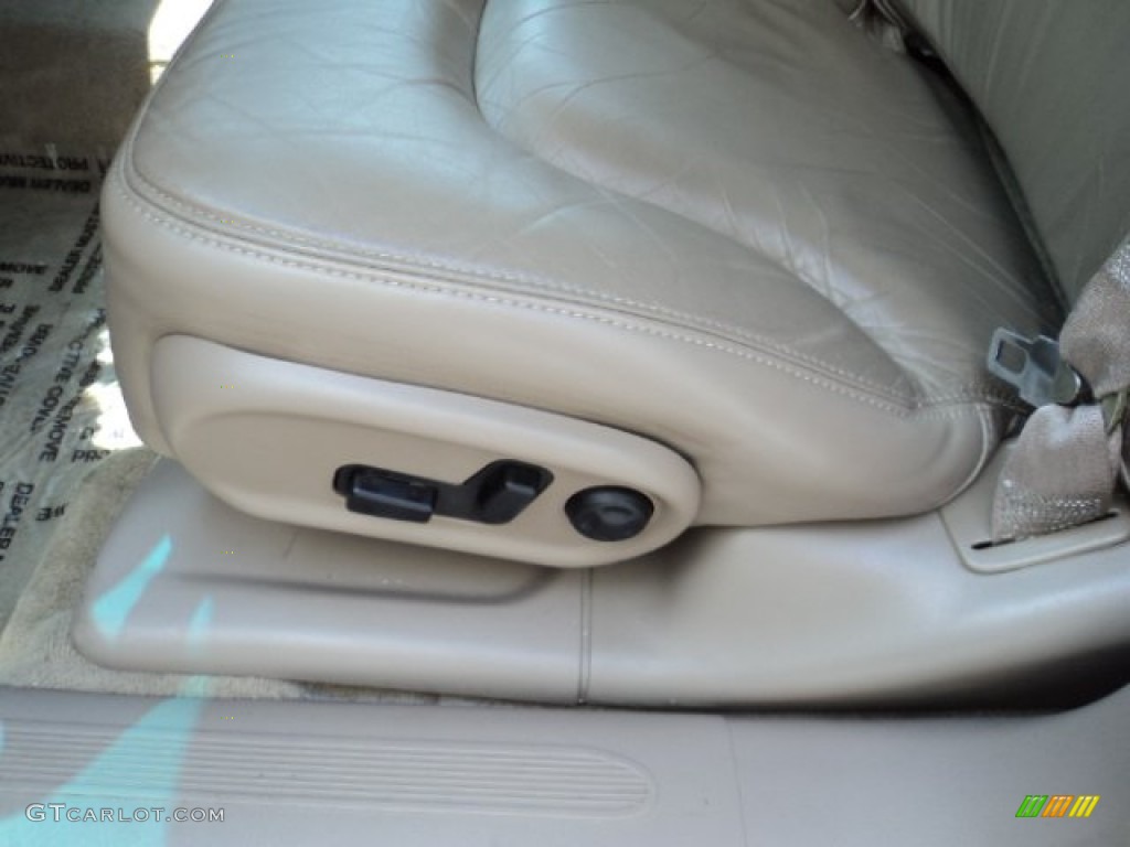 2000 Park Avenue  - Light Bronzemist Metallic / Taupe photo #13