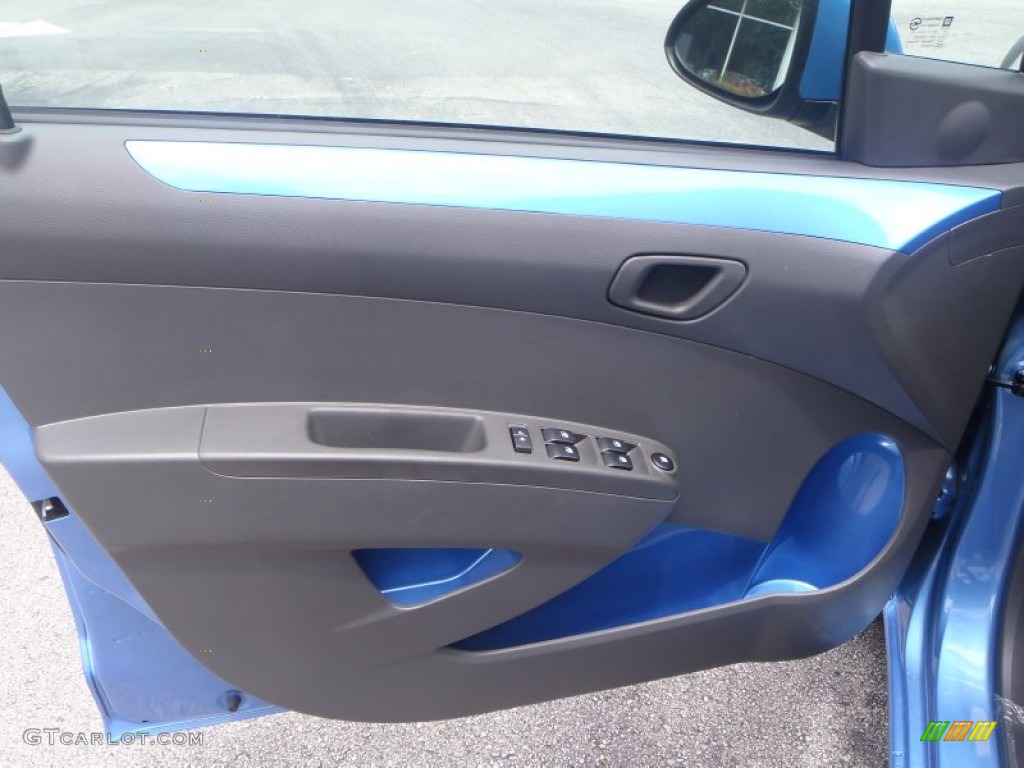 2014 Chevrolet Spark LT Silver/Blue Door Panel Photo #83626780