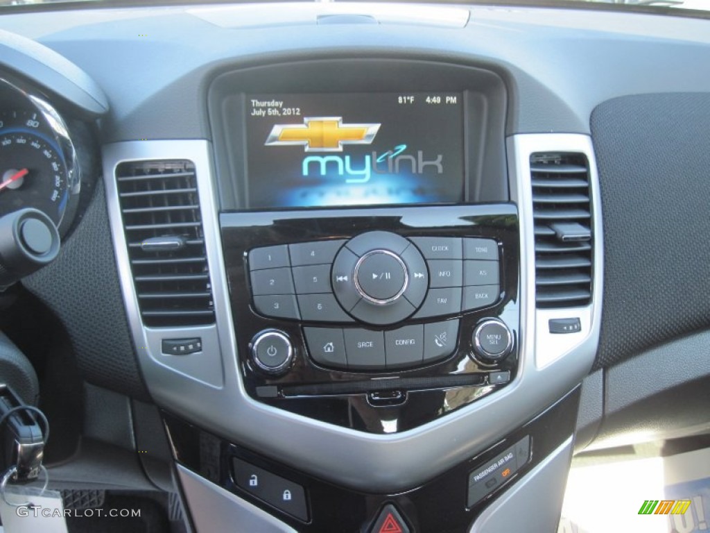 2014 Chevrolet Cruze Diesel Controls Photos