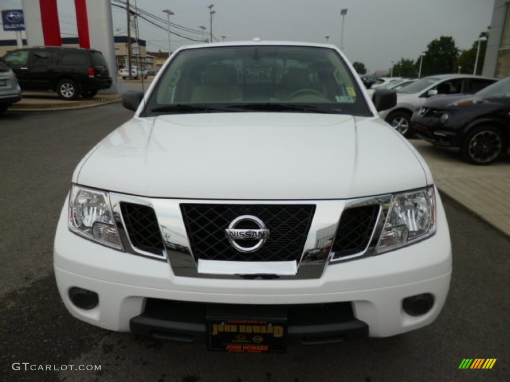 2012 Frontier SV V6 King Cab 4x4 - Avalanche White / Beige photo #2