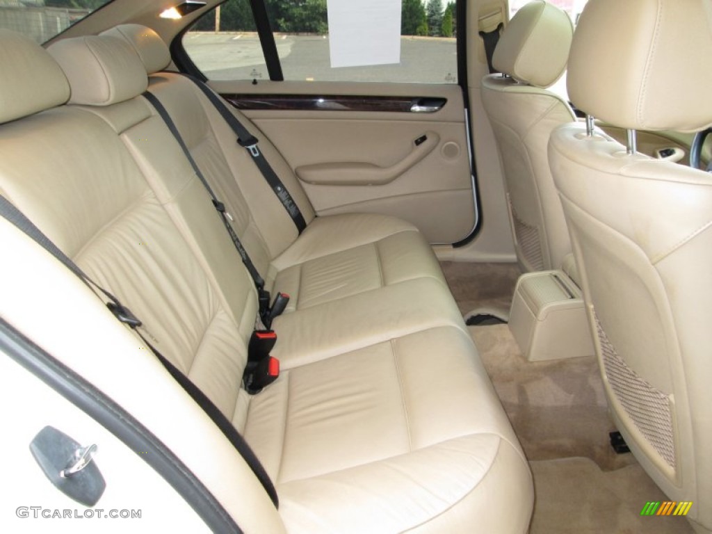 2004 3 Series 330xi Sedan - Alpine White / Sand photo #18
