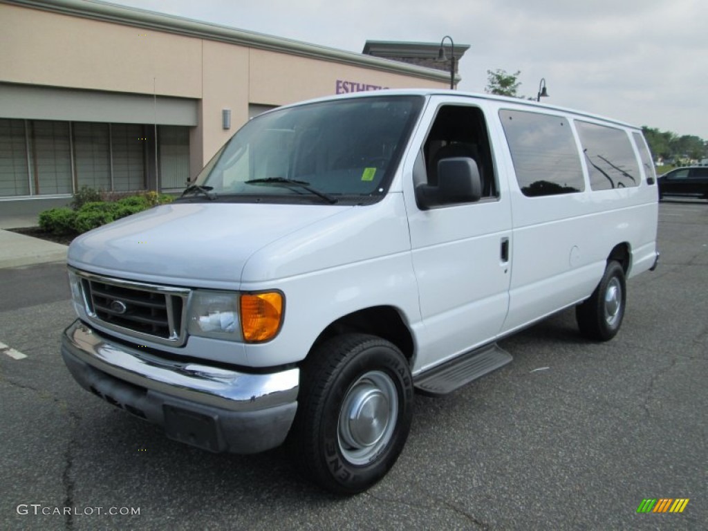 2004 E Series Van E350 Super Duty XLT 15 Passenger - Oxford White / Medium Flint photo #2