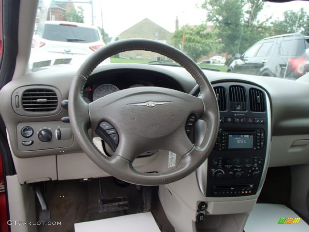 2005 Town & Country Touring - Inferno Red Pearl / Dark Khaki/Light Graystone photo #13