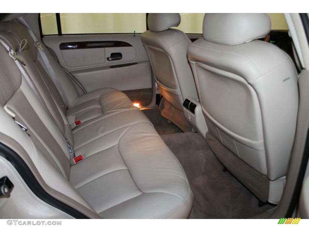 2002 Town Car Cartier - Ivory Parchment Pearl / Light Graphite photo #26