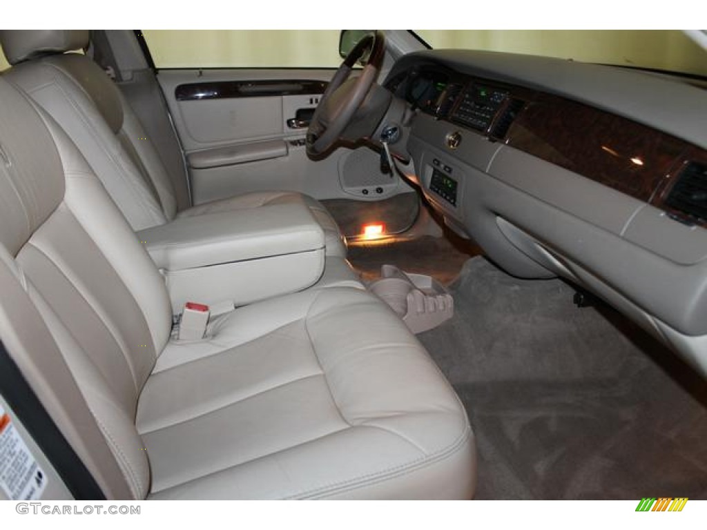 2002 Town Car Cartier - Ivory Parchment Pearl / Light Graphite photo #28