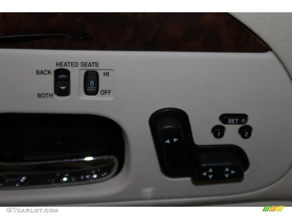 2002 Town Car Cartier - Ivory Parchment Pearl / Light Graphite photo #33