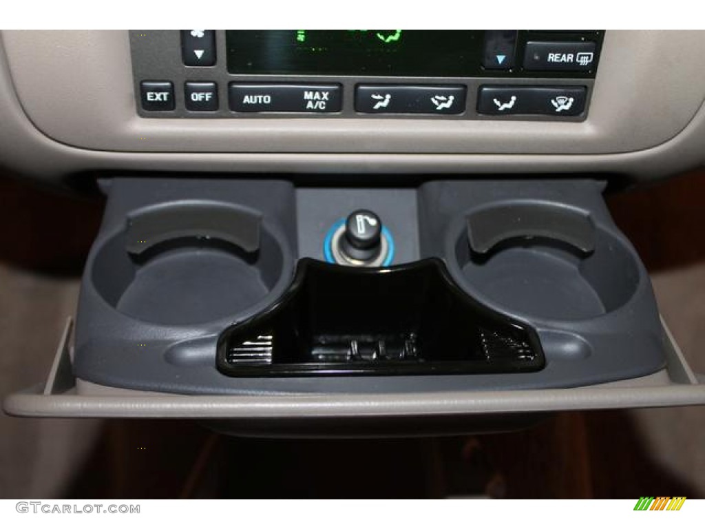 2002 Town Car Cartier - Ivory Parchment Pearl / Light Graphite photo #41