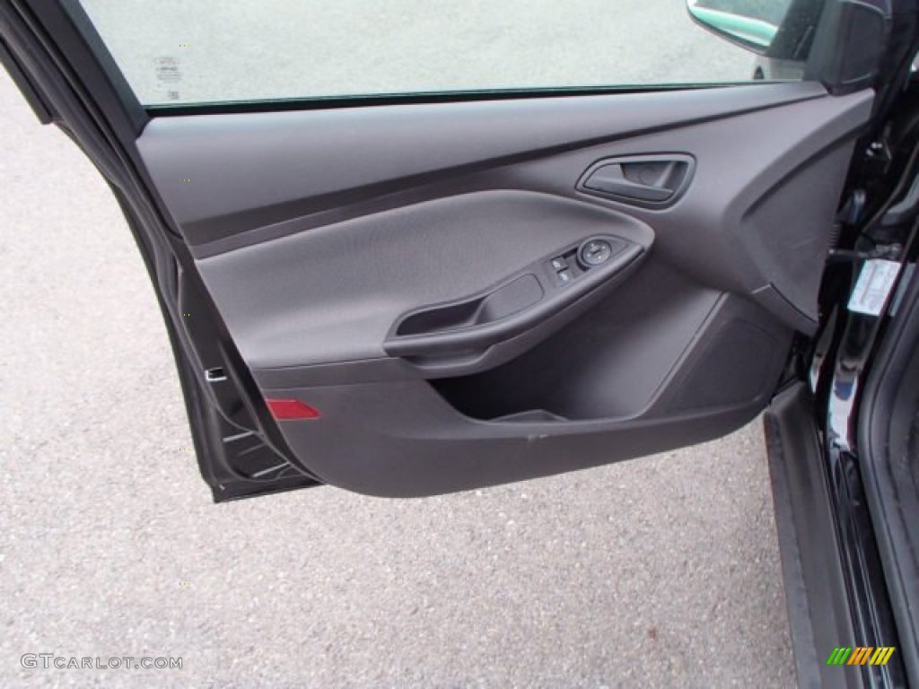 2014 Ford Focus S Sedan Door Panel Photos