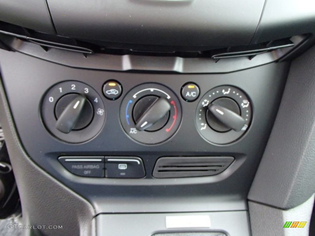 2014 Ford Focus S Sedan Controls Photo #83722171