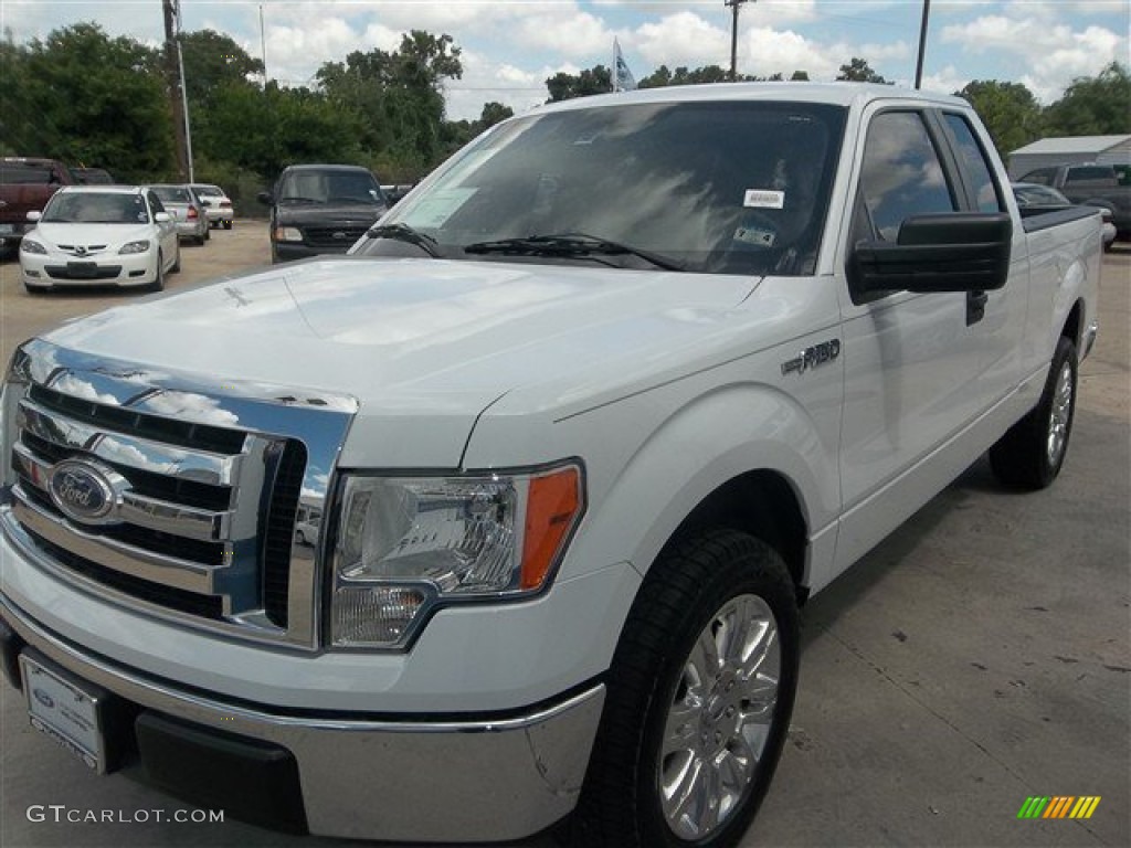 2010 F150 XLT SuperCab - Oxford White / Medium Stone photo #2