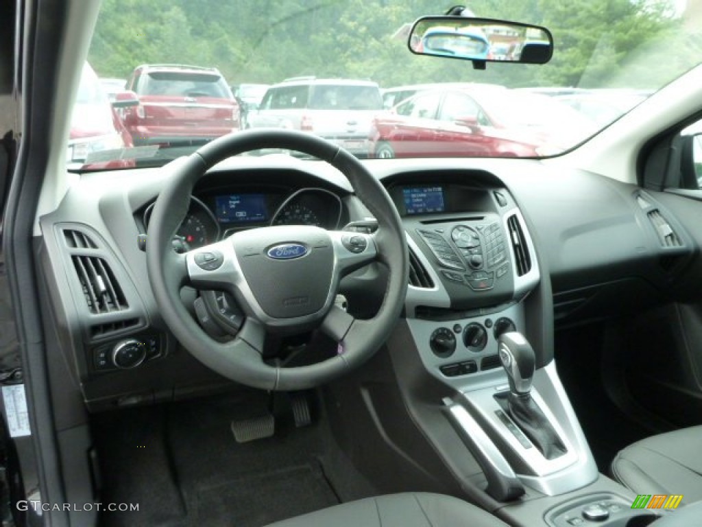2014 Ford Focus SE Hatchback Charcoal Black Dashboard Photo #83741527